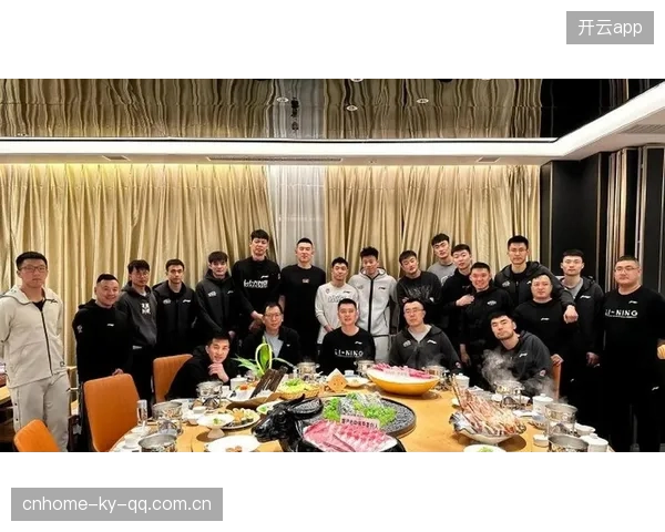 球员社媒晒出家庭聚餐，粉丝称其“人设抗打”